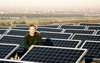 2003: Reinhard Griep zwischen Solarpanels auf dem Dach der Jugendakademie