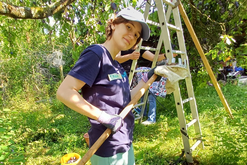 Einzelfreiwilligendienst: junge Frau arbeitet in der Natur