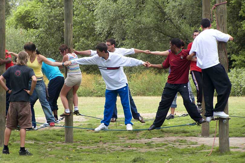 Gemeinsamer Balanceakt im Niedrigseilgarten