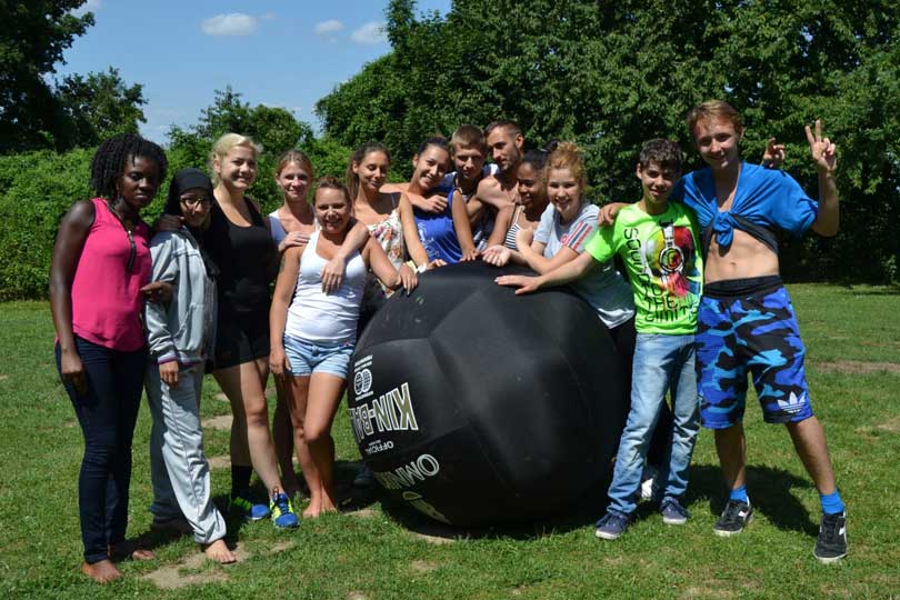 Gruppenfoto aus einem Feriencamp in der Jugendakademie