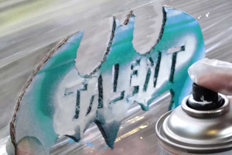 Sprühschablone mi dem Wort "Talent"